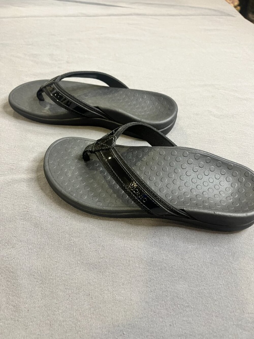 Vionic sandals Tide womens 6 orthopedic flip flop black patent leather MINT - Picture 2 of 4